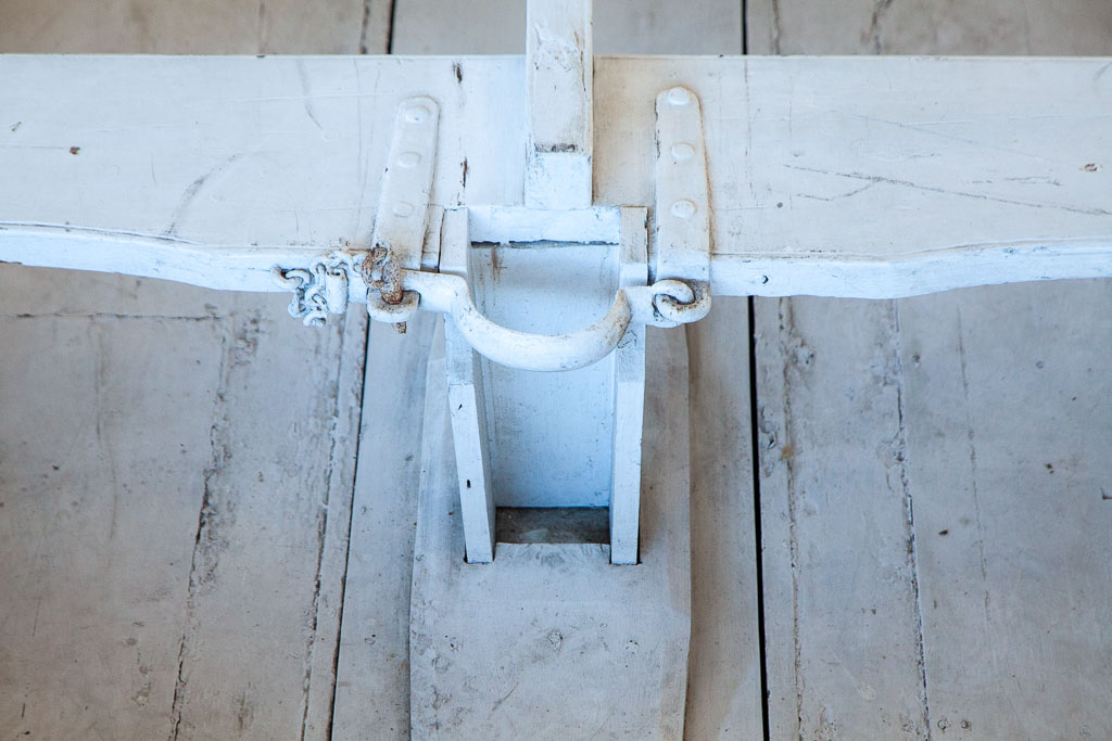 Alexandra aft tabernacle hinge mechanism