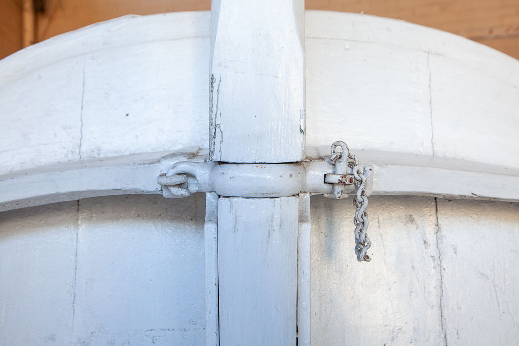 Tabernacle locking pin with retention chain
